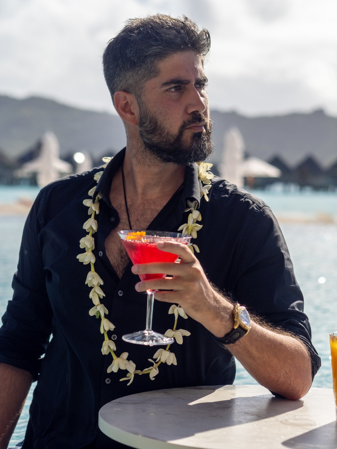 Alex Black avec un cocktail à Bora Bora