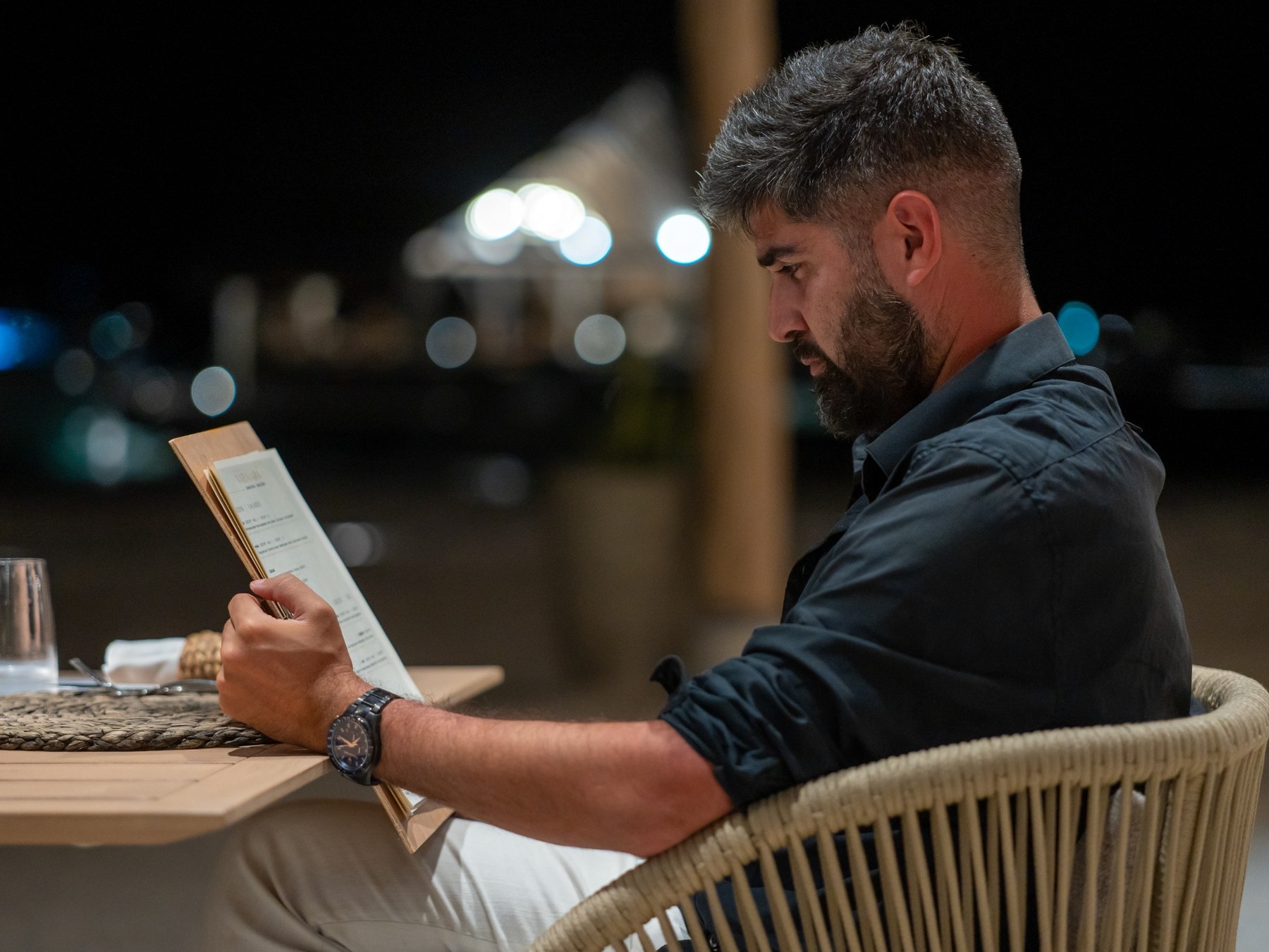 Alex Black lit un menu au restaurant