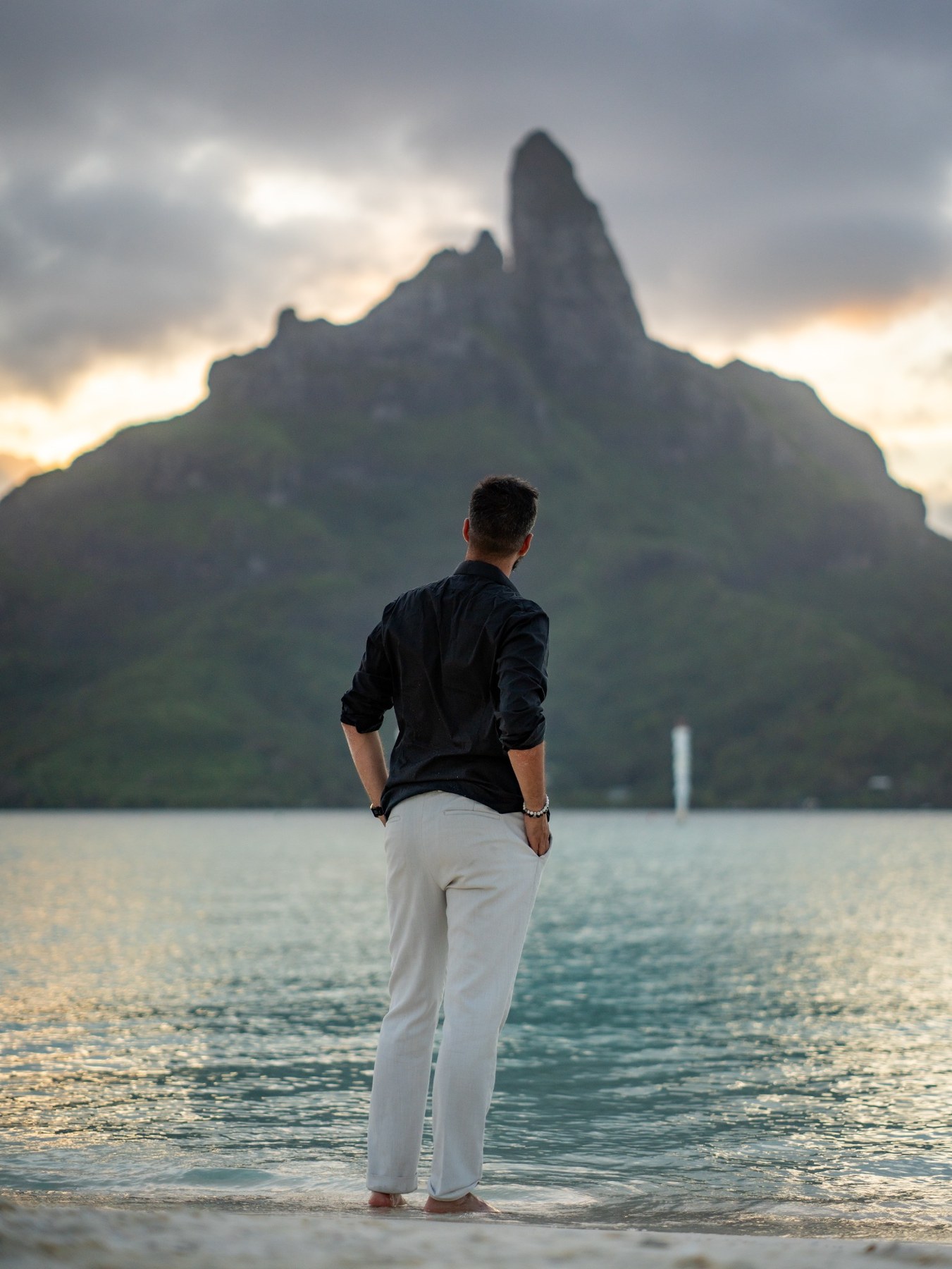 Alex Black face à la montagne de Bora Bora