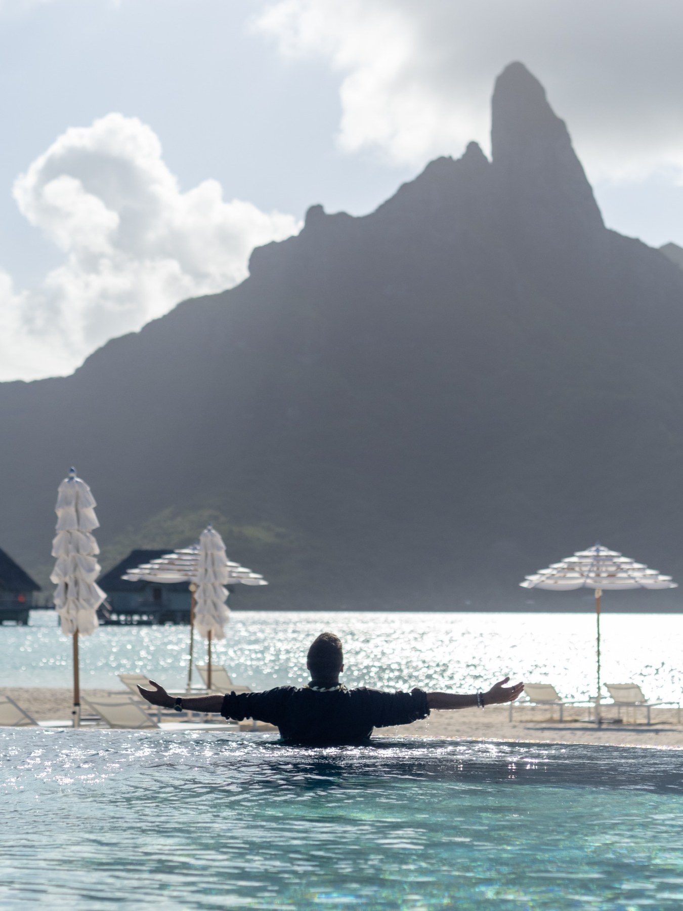 Alex Black dans la piscine face à la montagne