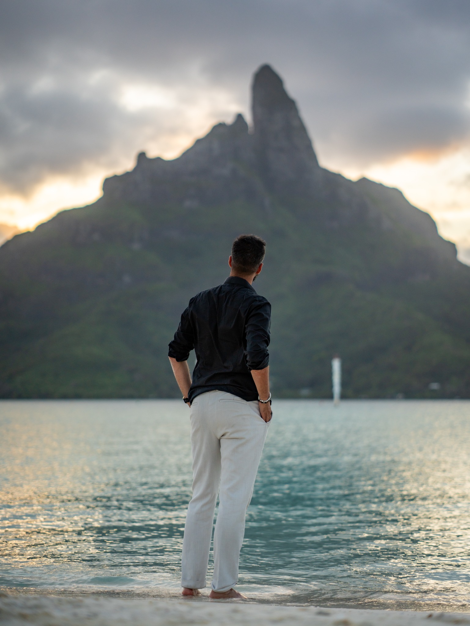 Alex Black facing the Bora Bora mountain
